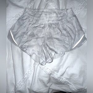 Lululemon Athletica Shorts White Patterned Hotty Hot Low Rise Shorts 2.5”Woman 6